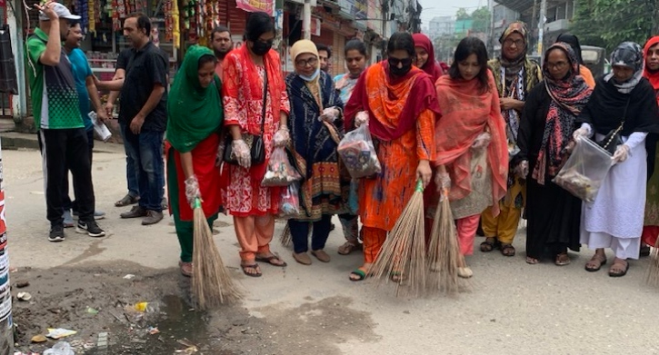 ময়মনসিংহে ঝাড়ু হাতে রাস্তা পরিষ্কার করলেন মহিলাদলের নেত্রীরা